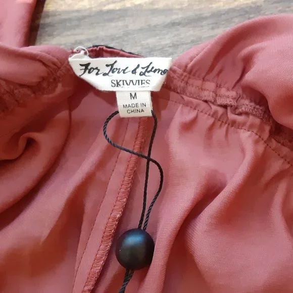 NWT FOR LOVE & LEMONS DUSTY ROSE LENA RUFFLE PAJAMA ROMPER SIZE M - Picture 4 of 5